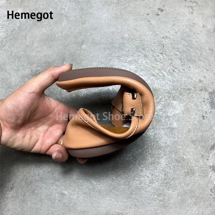 Herren-Buckle-Loafer aus Lederoptik, braun, Handgehaltene Fersen- und Innenansicht
