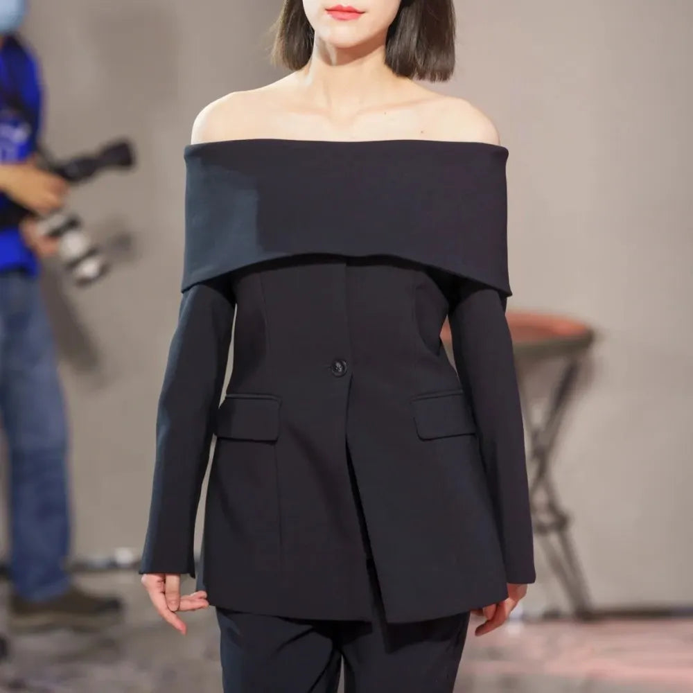 Elegantes Damen-Kleid mit Rundhalsausschnitt, kurzen Ärmeln und unregelmäßigem Patchwork-Design – figurbetont und stilvoll.