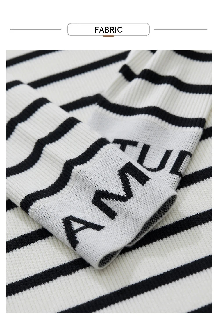Strickstoff mit schwarz-weißen Streifen und eingestricktem Schriftzug „AMII“.