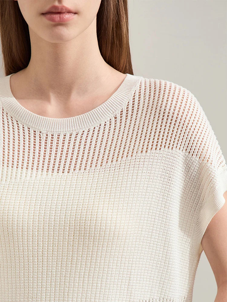 Damen-Wollstrickpullover ecru, Rippenbund am Rundhalsausschnitt, feines Lochstrickmuster.