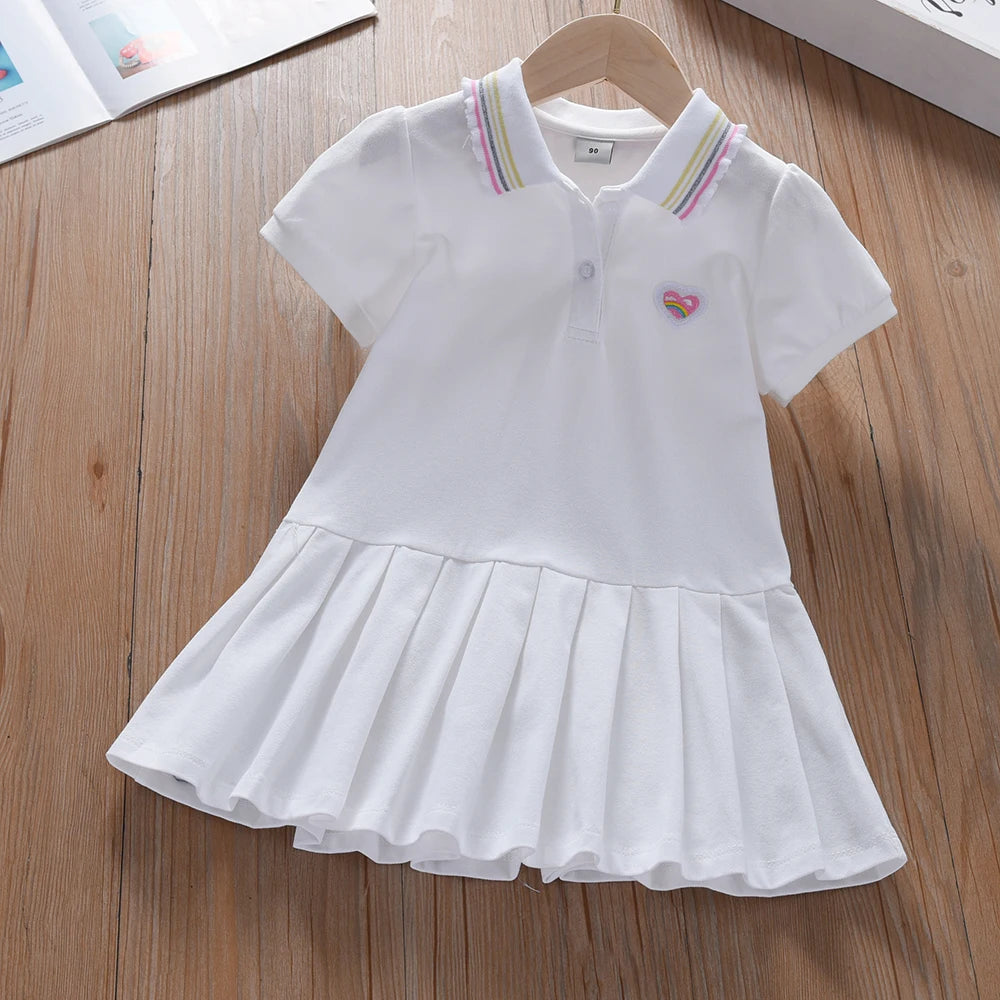 Weißes Kinderkleid mit Faltenrock, Knopfleiste und kleiner Herz-Stickerei am Kragen