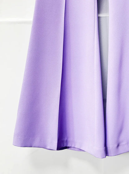 Elegantes Damenkleid mit Rundhalsausschnitt, langen Ärmeln und Spitzenbesatz – lockerer Schnitt mit Patchwork-Details und Falten-Design.