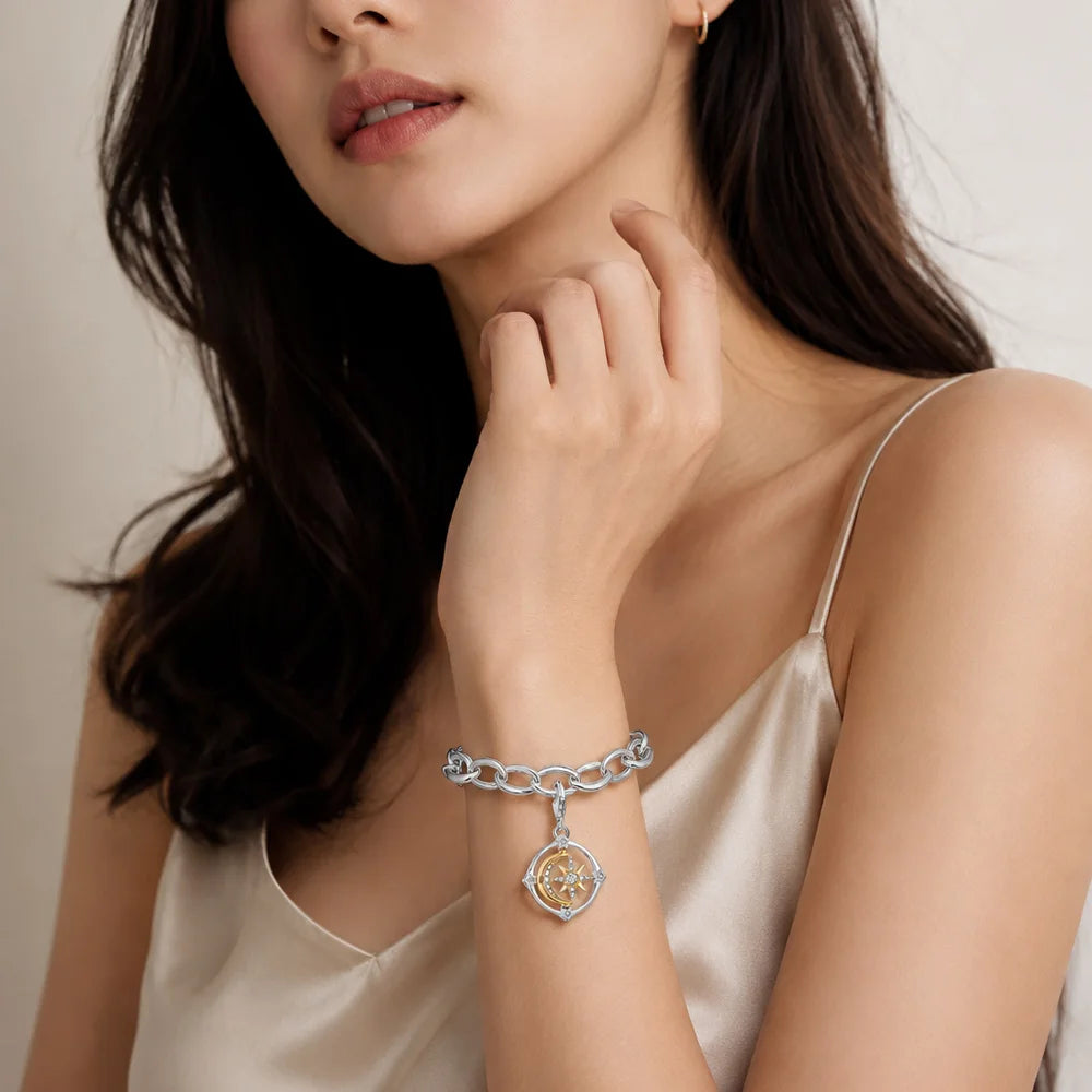 Armband mit Silberkette und 925 Anhänger mit Mond-Stern-Motiv, am Handgelenk