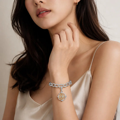 Armband mit Silberkette und 925 Anhänger mit Mond-Stern-Motiv, am Handgelenk