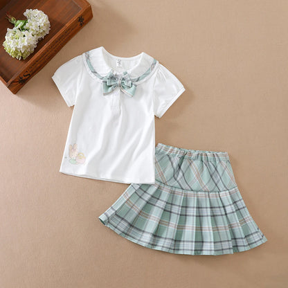 Sommer-Set für Mädchen im Alter von 2–6 Jahren mit weißem Oberteil und grünem kariertem Rock-Kombination für Kinder im Preppy-Stil mit kurzen Ärmeln