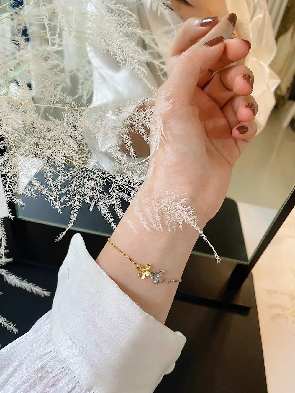 Damen-Kettenarmband mit Blumenanhänger aus Titanstahl