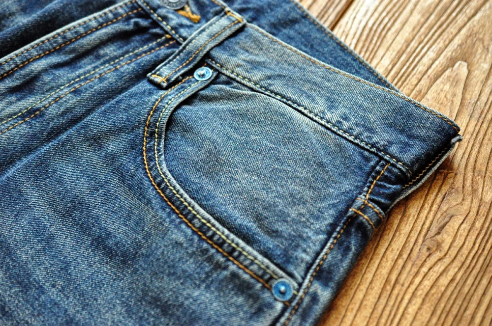 Männer Jeans im Vintage-Stil mit bestickten Patches und zerrissenen Details