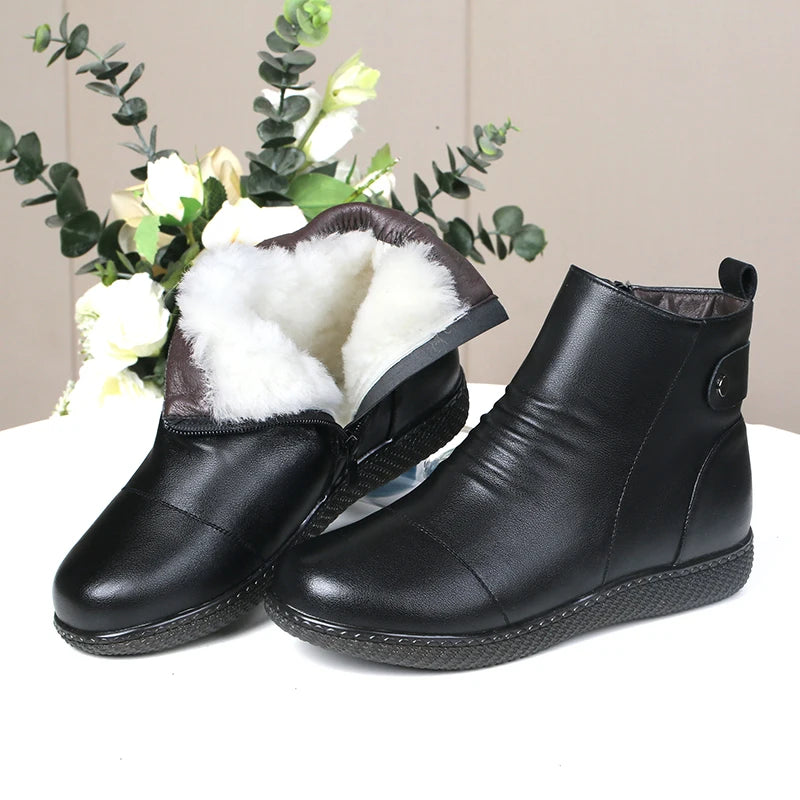 Damen-Winterstiefeletten in Schwarz mit weicher weißer Wollfütterung und flacher Sohle