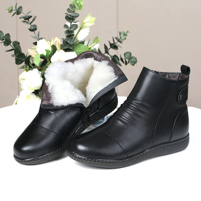 Damen-Winterstiefeletten in Schwarz mit weicher weißer Wollfütterung und flacher Sohle