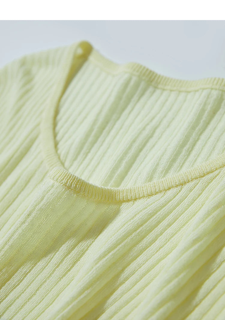 AMII Damen-Pullover Detail: gelber Rundhalsausschnitt und Rippenstrickoberfläche