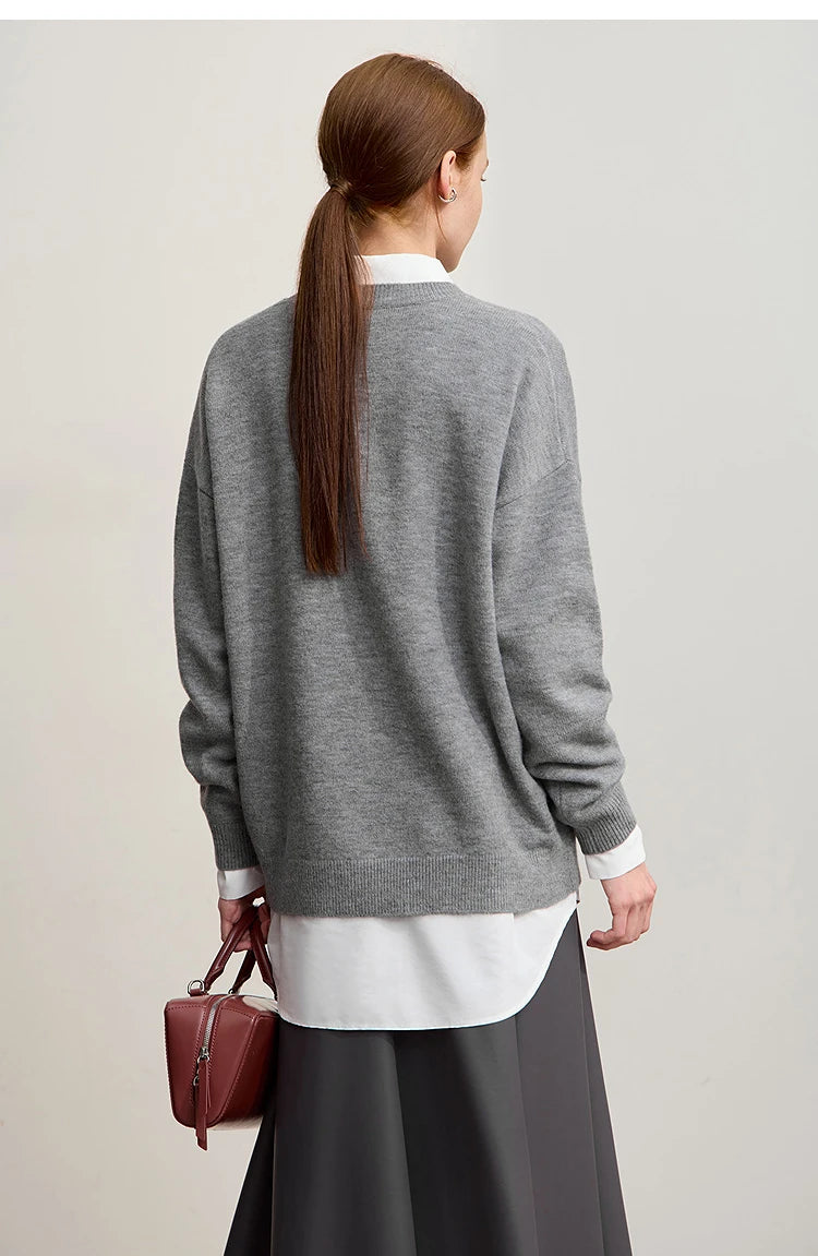 Grau melierter Damen-Strickpullover mit Rundhalsausschnitt und weißem Hemdkragen