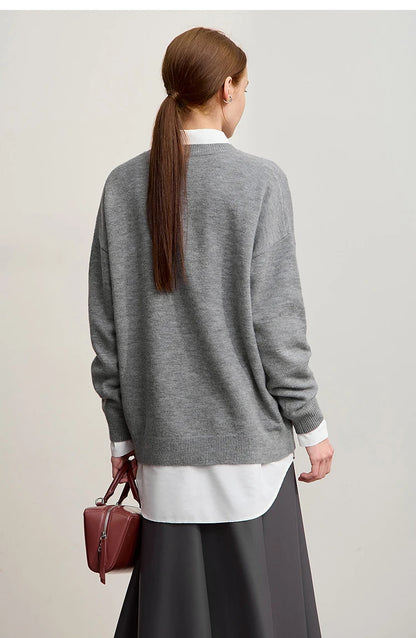 Grau melierter Damen-Strickpullover mit Rundhalsausschnitt und weißem Hemdkragen