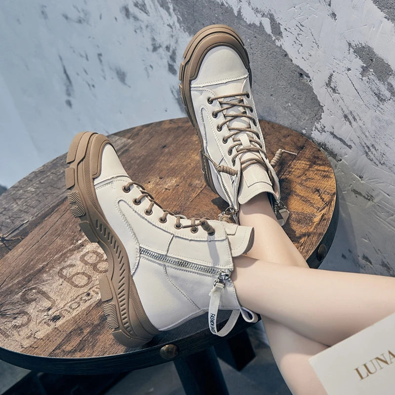 Cremefarbene Stiefeletten-Sneaker mit Schnürung, Reißverschluss und brauner Sohle