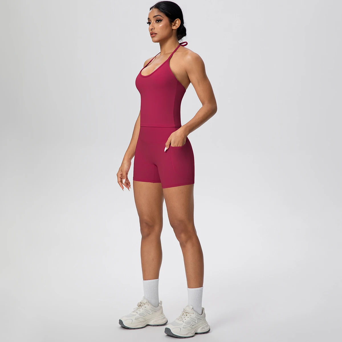 Yoga-Set mit Träger-Top und kurzen Shorts, weinrot, Seitenansicht mit glatter Frontnaht