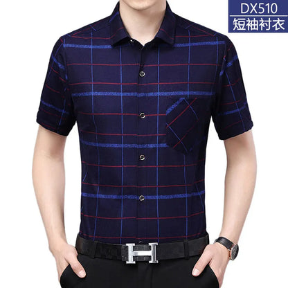 Leichtes Herren-Poloshirt aus Eisseide mit kurzen Ärmeln und klassischem Kragen in einfarbigem Design.