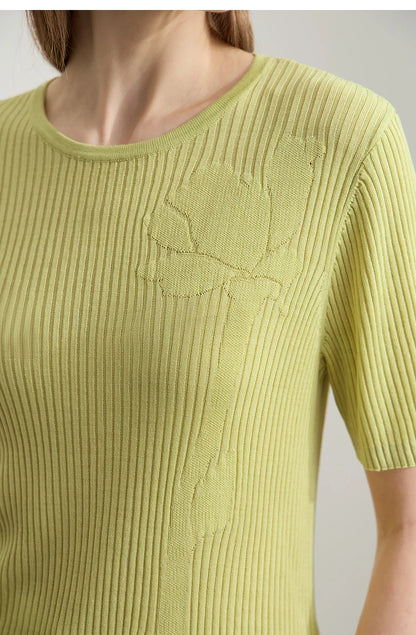 Limonengrüner Feinstrickpullover im Detail, strukturierte Applikation vorn
