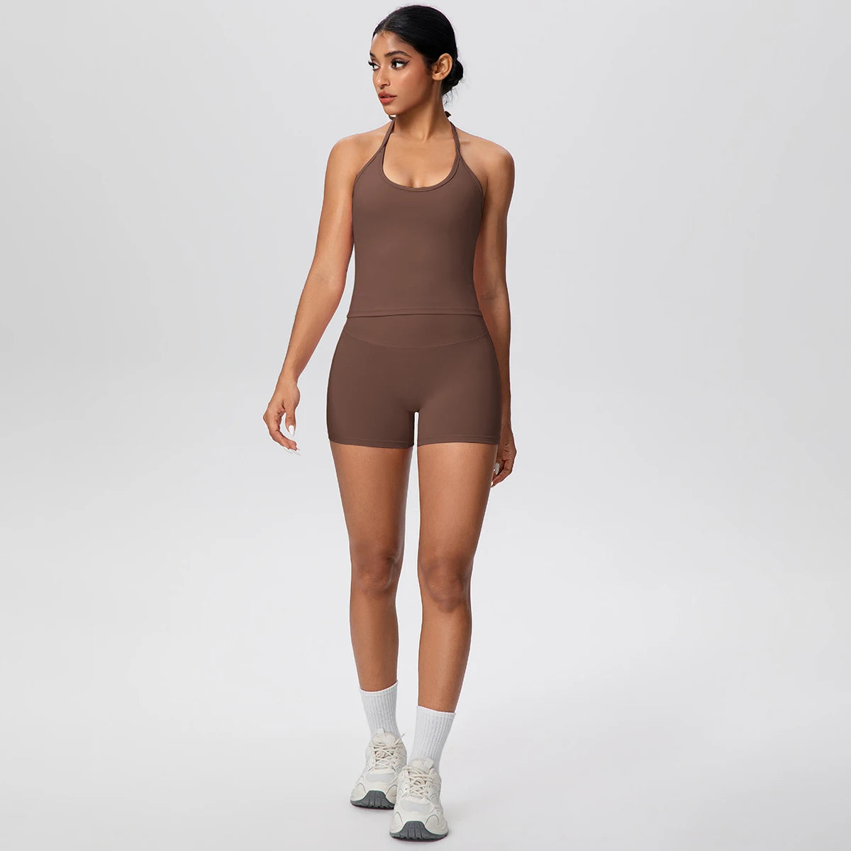 Zweiteiliges Damen-Fitness-Set in Braun: ärmelloses Top mit Shorts, eng anliegende Passform
