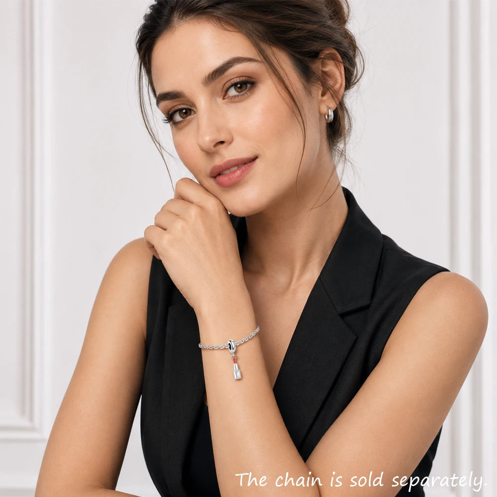 Damenarmband mit silbernem Charm-Anhänger und rotem Lippenstift-Detail