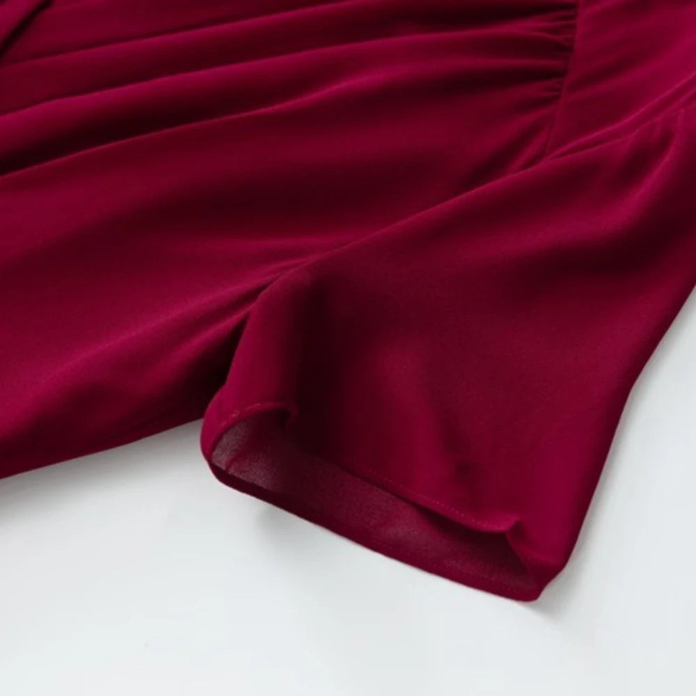Ärmelloses Damen-Kleid mit V-Ausschnitt und transparenten Einsätzen – elegantes Patchwork-Design mit Falten für einen stilvollen Auftritt.