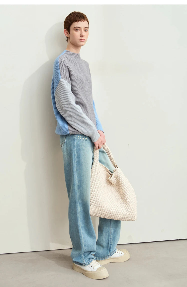 Damen-Rollkragenpullover mit Farbpatchwork: grauer Körper und hellblauer Ärmel, lockere Passform