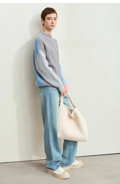 Damen-Rollkragenpullover mit Farbpatchwork: grauer Körper und hellblauer Ärmel, lockere Passform