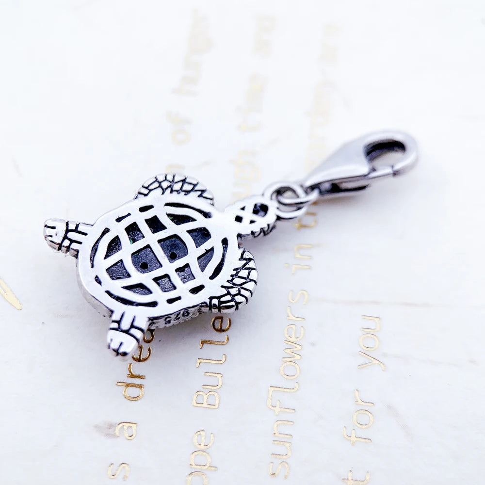 Schildkröten-Charms aus Sterlingsilber, blau akzentuiert, seitliche Detailansicht