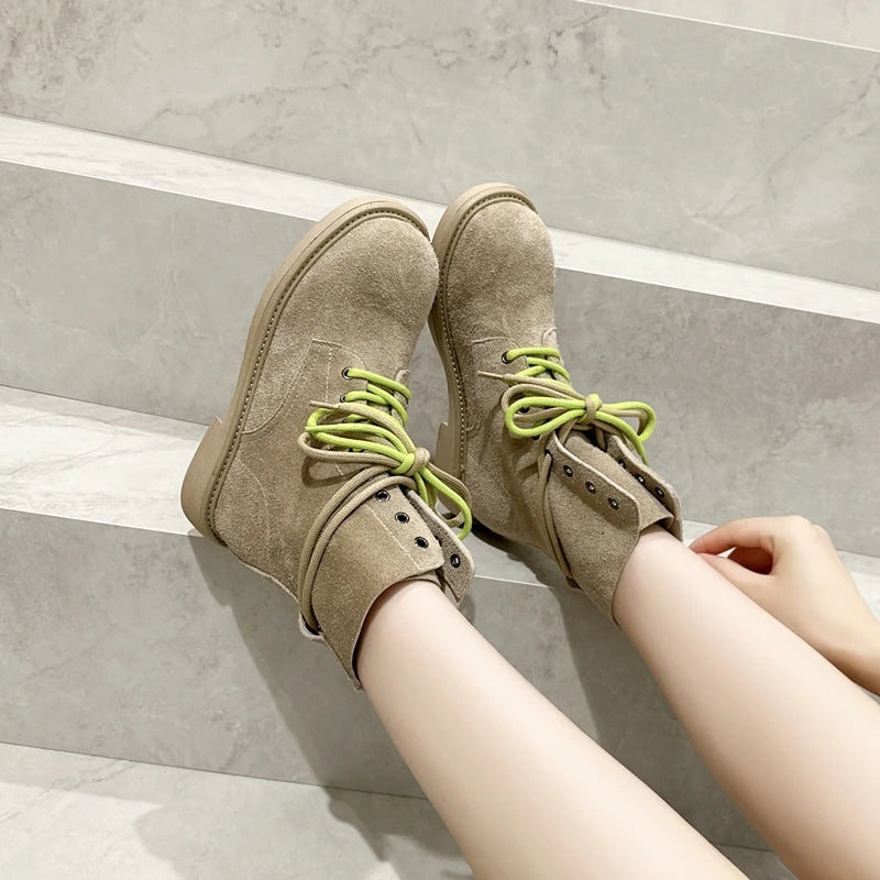 Damen-Bikerboots in Khaki mit Schnürung und grün-langen Schnürsenkeln, seitlich mit Ösen