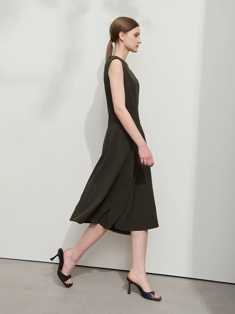 Flexibles Tailliertes Damenkleid Für Elegante Sommertage