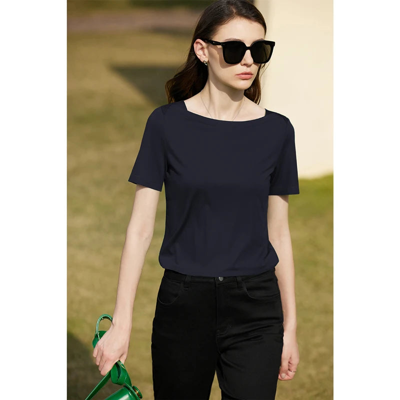 Damen T-Shirt im minimalistischen Stil mit One-Line Kragen und kurzen Ärmeln