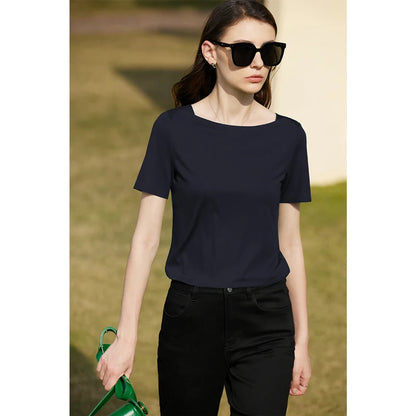 Damen T-Shirt im minimalistischen Stil mit One-Line Kragen und kurzen Ärmeln