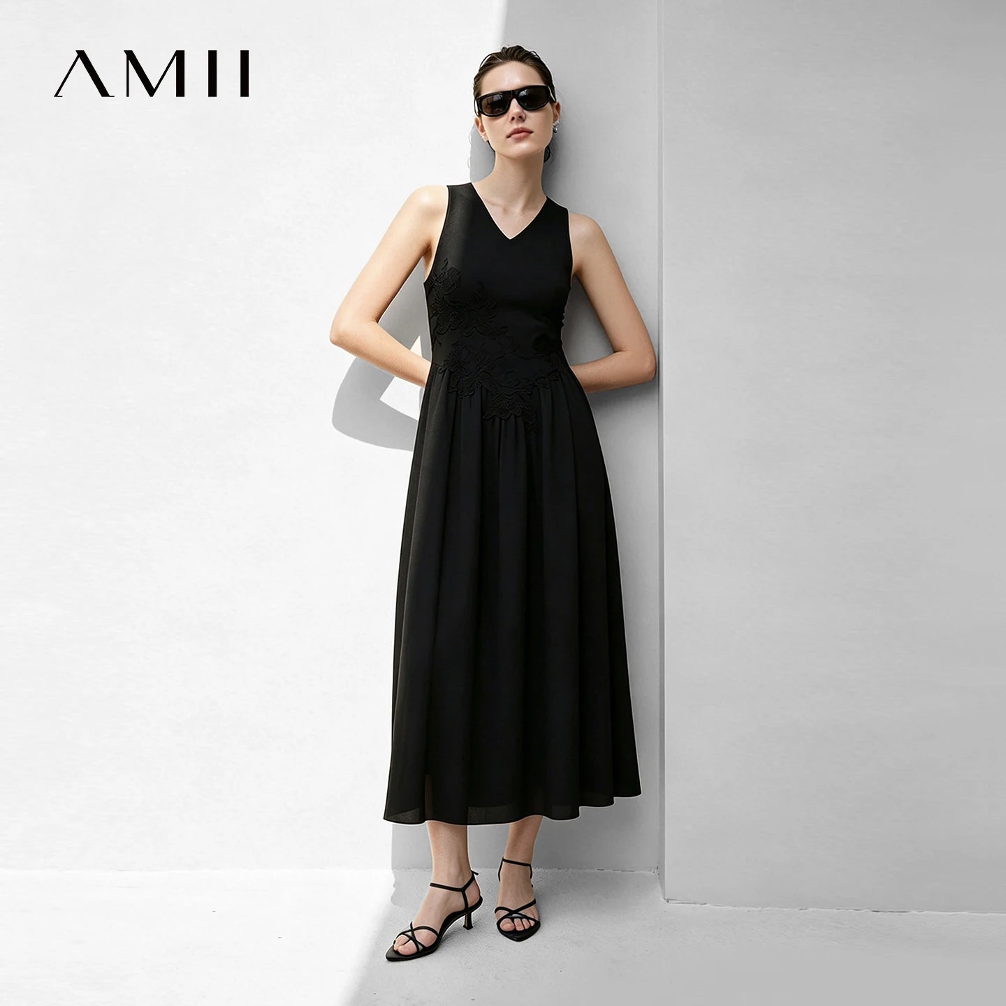 Elegantes Damenkleid Mit Spitze Und V-Ausschnitt Für Frauen
