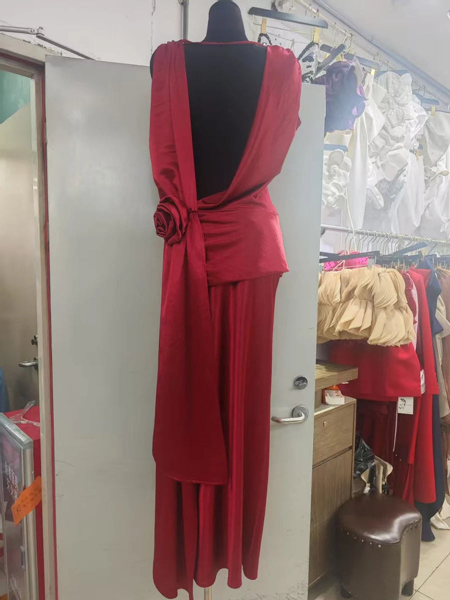Ärmelloses Damen-Strickkleid mit Patchwork-Applikationen und Halterkragen – figurbetont und modisch
