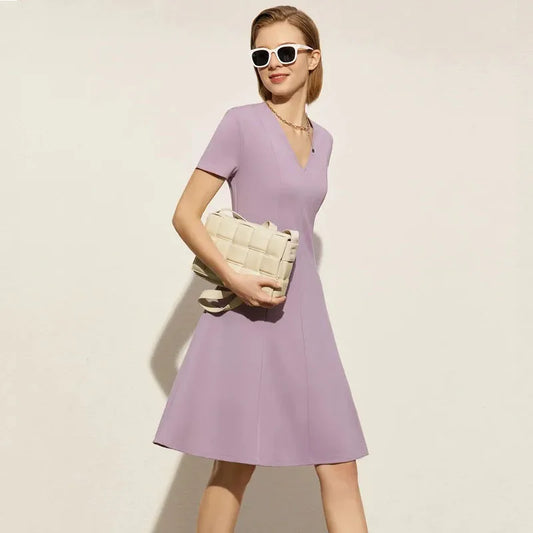 Ärmelloses Damen-Chiffonkleid mit Rundhalsausschnitt im minimalistischen Design – ideal fürs Büro und den Sommer.