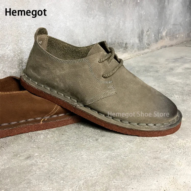 Olivfarbener Herren-Lederschnürschuh mit vorderer Schnürung und brauner Sohle