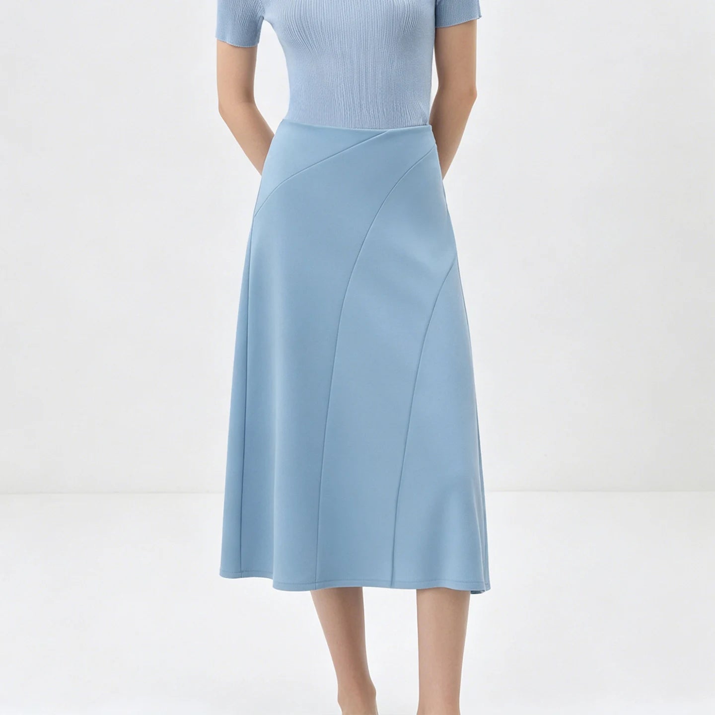 Damen-Midi-Rock Hellblau, A-Linie, Detail von Bund und Teilungsnähten