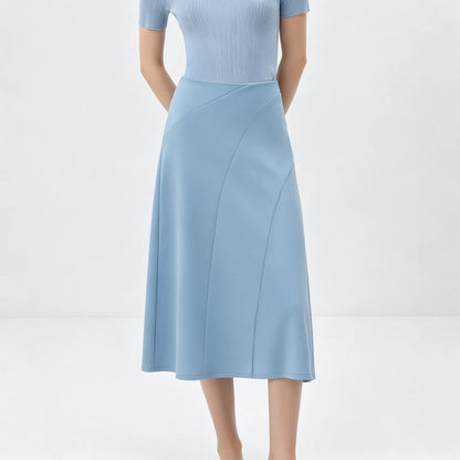 Damen-Midi-Rock Hellblau, A-Linie, Detail von Bund und Teilungsnähten