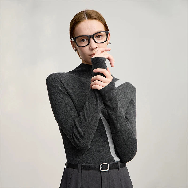 Stehkragenpullover mit langem Arm, dunkelgraues Strickteil mit weißer diagonaler Kontrastlinie
