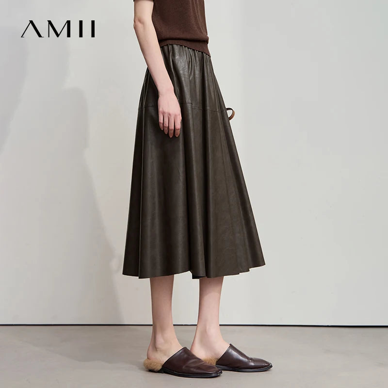 Dunkelbrauner Midirock mit gerafftem Bund und leichtem Glanz, A-Linie