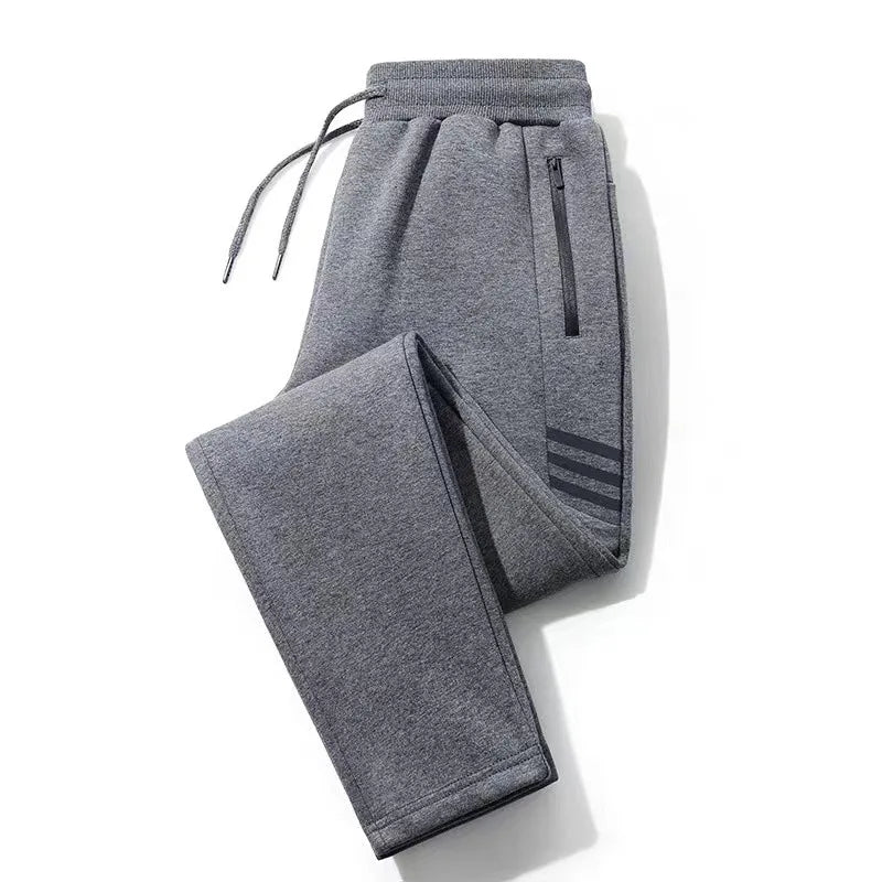 Lässiger Herren-Jumpsuit mit Kapuze und sportlichem Design – ideal für Freizeit und Sport.