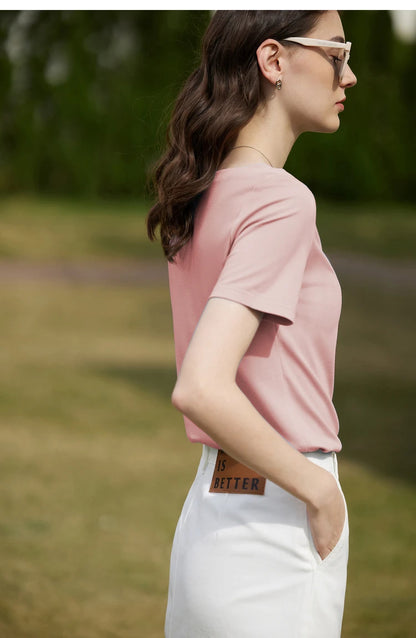 Damen T-Shirt im minimalistischen Stil mit One-Line Kragen und kurzen Ärmeln