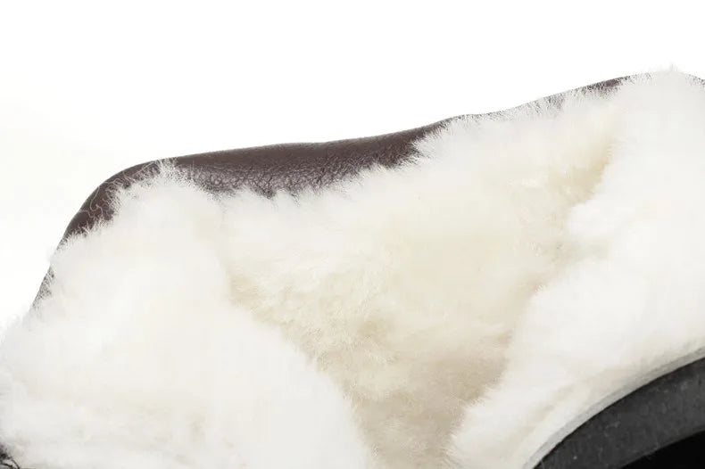 Nahaufnahme schwarzer Stiefelette mit hellem Fellfutter am Schaft und Plateau-Profil