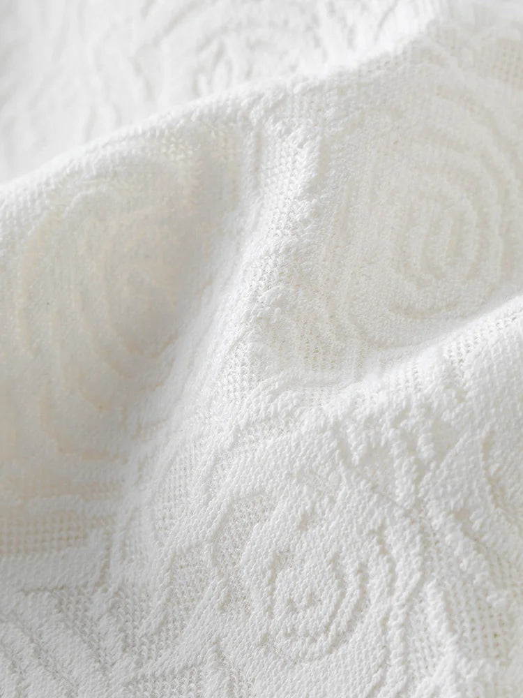 Einfaches Damen-T-Shirt mit Rundhalsausschnitt und klassischer Farbkombination – ideal für den Frühling