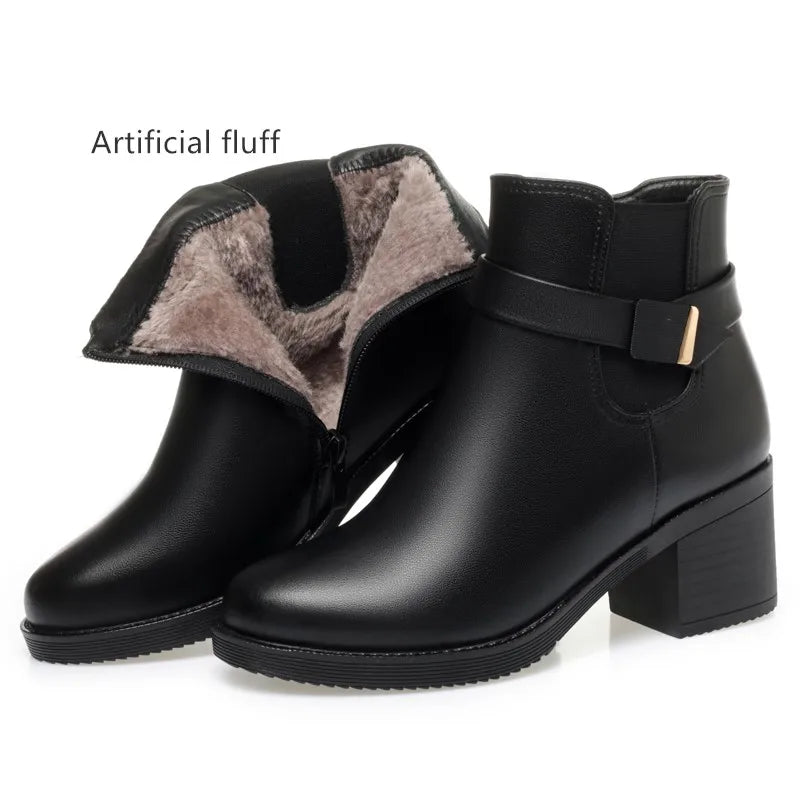 Schwarze Stiefeletten mit Blockabsatz, umgeschlagenem Futter und Schaftschließe