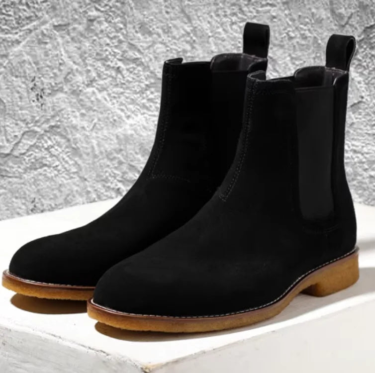 Herren-Chelsea-Boots aus Wildlederoptik, schwarz, elastische Einsätze, braune Laufsohle