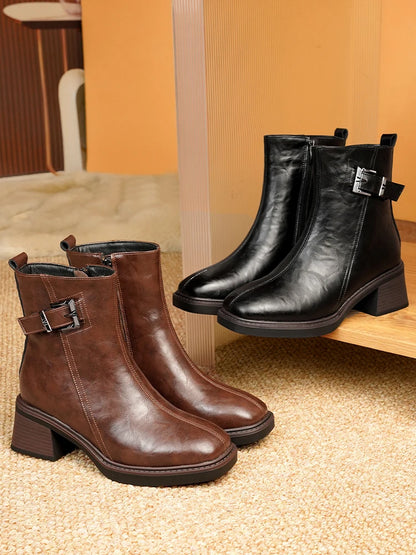 Paar Knöchelstiefel aus Leder, braun und schwarz, eckige Kappe, Blockabsatz, Schnallen