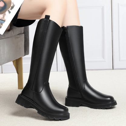 Schwarze Winterstiefel aus Leder, hohe Schäfte, mit Plateau-Laufsohle und Profil