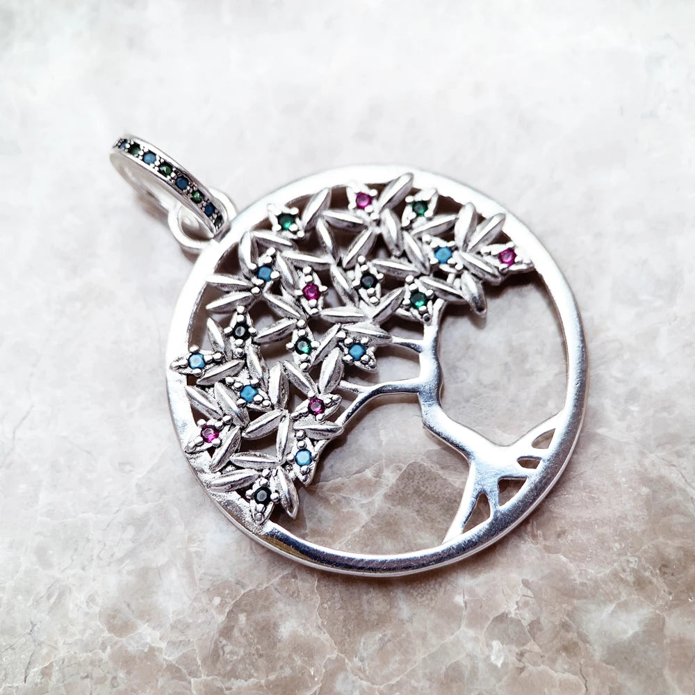Runder Anhänger aus Sterlingsilber mit Baum-Motiv und buntem Steinbesatz