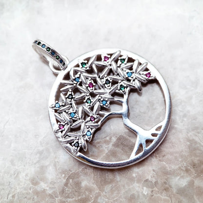 Runder Anhänger aus Sterlingsilber mit Baum-Motiv und buntem Steinbesatz