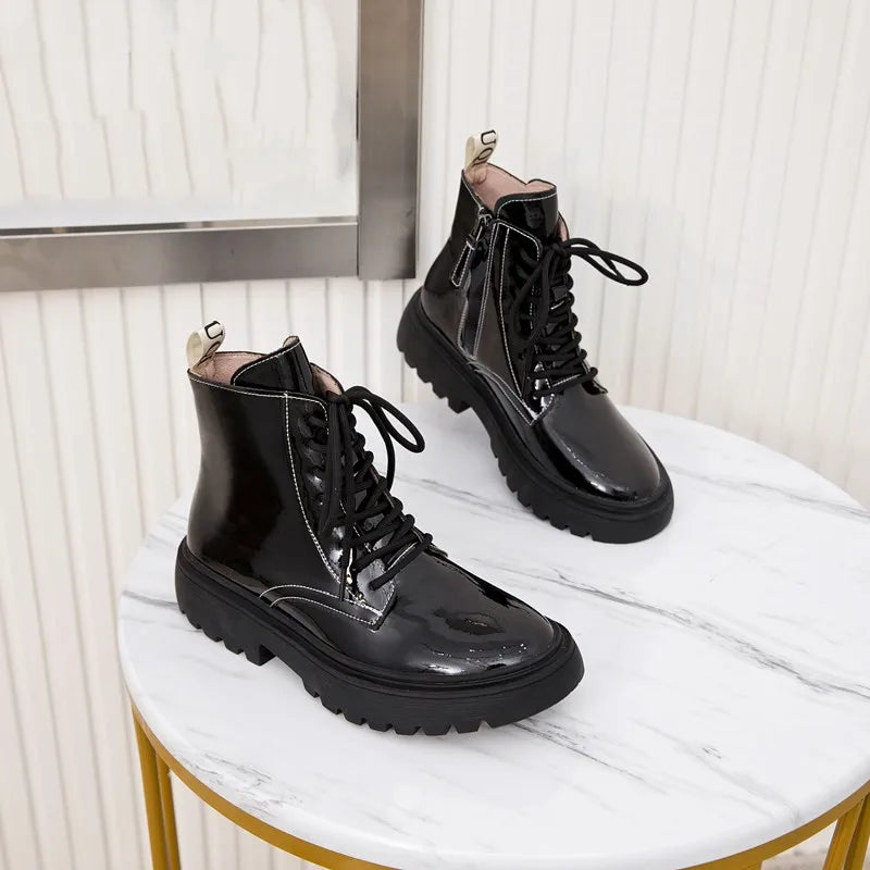 Schwarze Schnür-Stiefelette, glänzend, mit breitem Profil und kurzem Schaft
