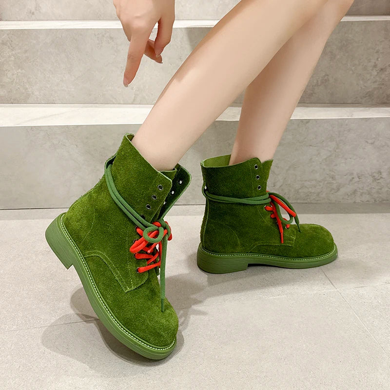 Grüne Knöchel-Schnürstiefeletten mit roten Schnürsenkeln und gepolsterter Schaftkante